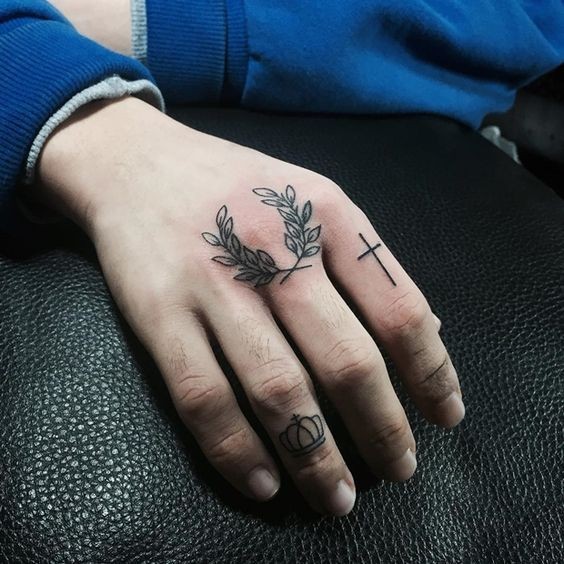 Les 100 plus beaux tatouages de doigts 50 Les 100 plus beaux tatouages de doigts 50