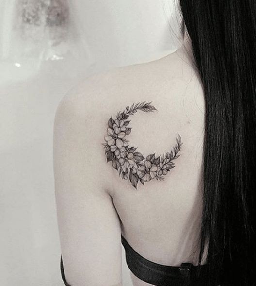 100 idées de tatouages lune pour femme 54