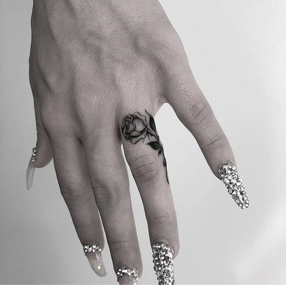 Les 100 plus beaux tatouages de doigts 55 Les 100 plus beaux tatouages de doigts 55