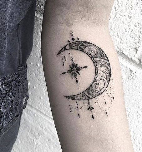 100 idées de tatouages lune pour femme 56