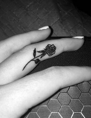 Les 100 plus beaux tatouages de doigts 56 Les 100 plus beaux tatouages de doigts 56