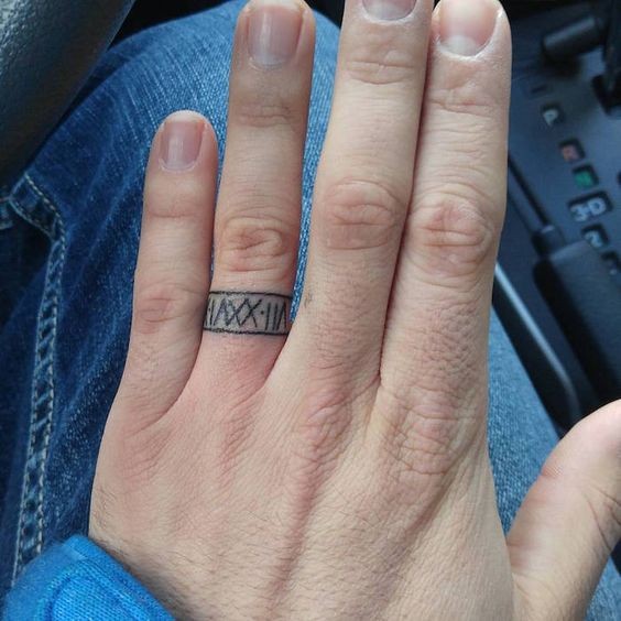 Les 100 plus beaux tatouages de doigts 57 Les 100 plus beaux tatouages de doigts 57