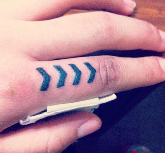 Les 100 plus beaux tatouages de doigts 58 Les 100 plus beaux tatouages de doigts 58