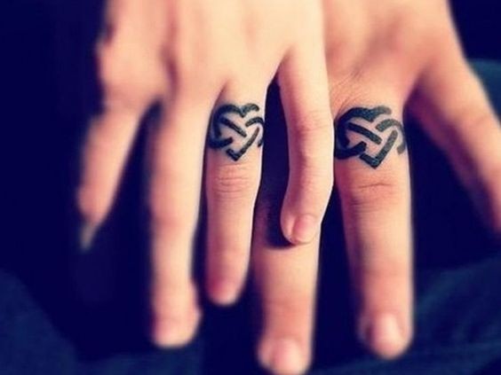 Les 100 plus beaux tatouages de doigts 59 Les 100 plus beaux tatouages de doigts 59