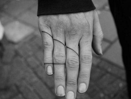 Les 100 plus beaux tatouages de doigts 65 Les 100 plus beaux tatouages de doigts 65