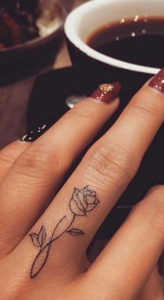 Les 100 plus beaux tatouages de doigts 66 Les 100 plus beaux tatouages de doigts 66