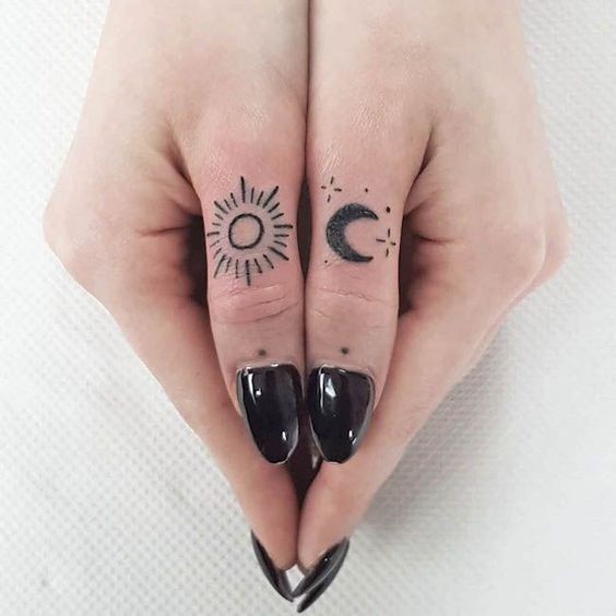 Les 100 plus beaux tatouages de doigts 69 Les 100 plus beaux tatouages de doigts 69