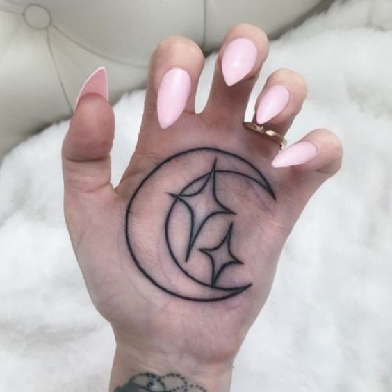 100 idées de tatouages lune pour femme 7