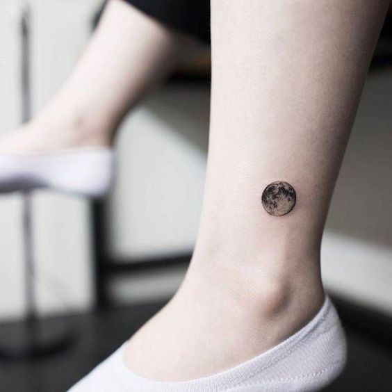 100 idées de tatouages lune pour femme 73