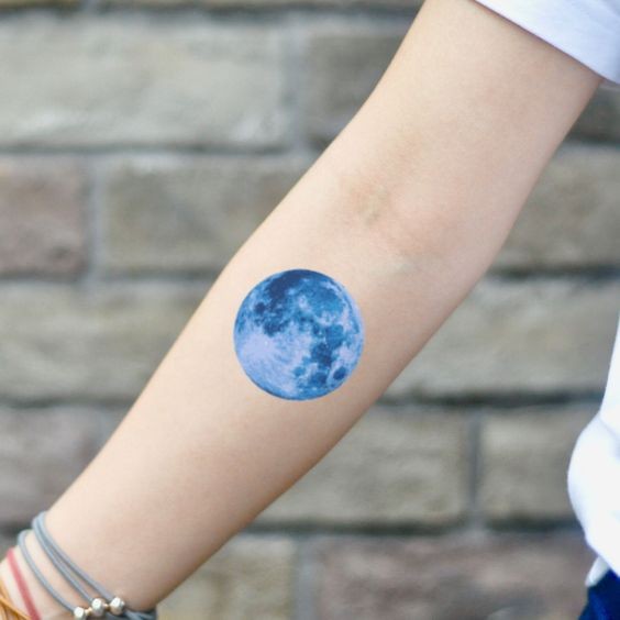 100 idées de tatouages lune pour femme 75