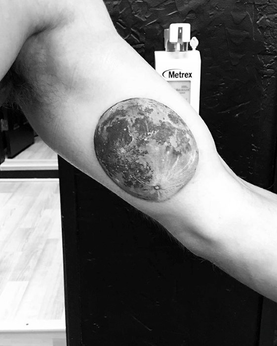 100 idées de tatouages lune pour femme 80