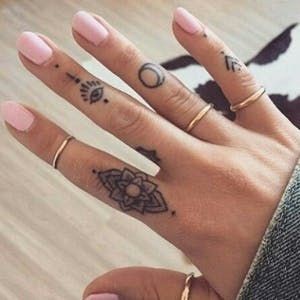Les 100 plus beaux tatouages de doigts 80 Les 100 plus beaux tatouages de doigts 80