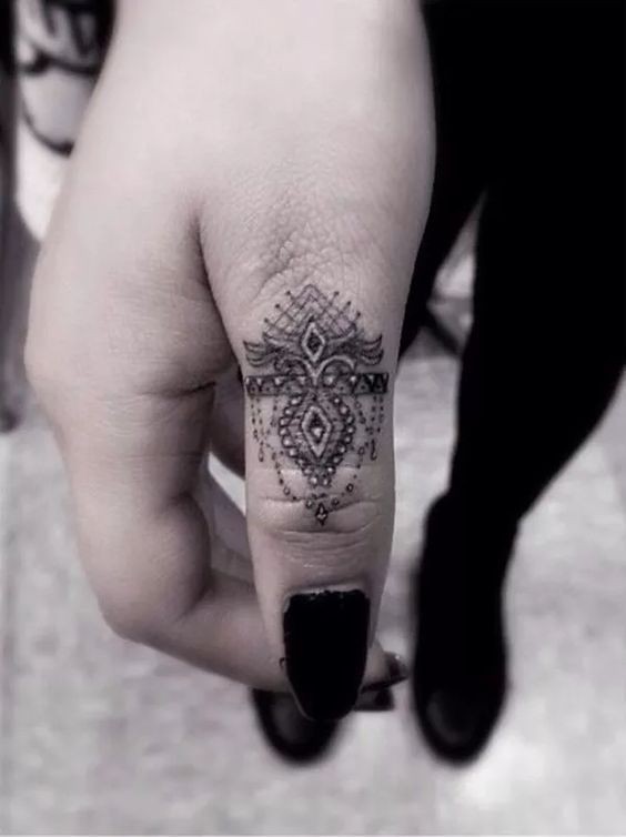 Les 100 plus beaux tatouages de doigts 81 Les 100 plus beaux tatouages de doigts 81