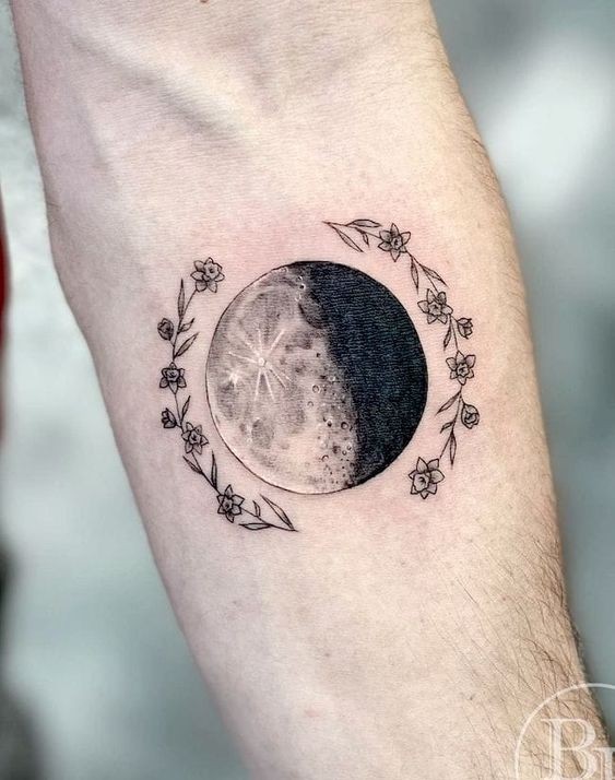 100 idées de tatouages lune pour femme 85