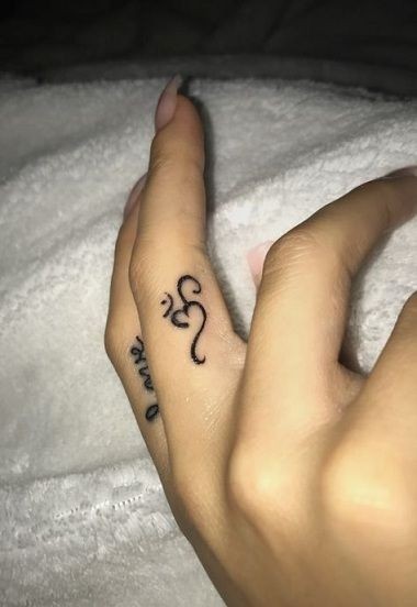 Les 100 plus beaux tatouages de doigts 85 Les 100 plus beaux tatouages de doigts 85