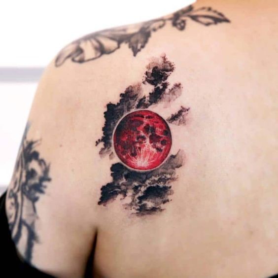 100 idées de tatouages lune pour femme 89