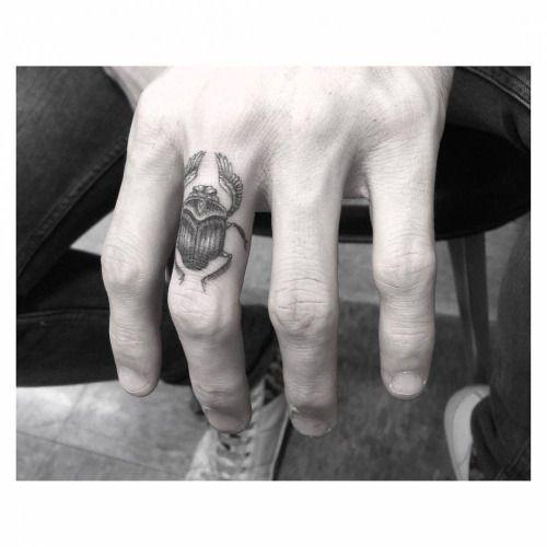 Les 100 plus beaux tatouages de doigts 89 Les 100 plus beaux tatouages de doigts 89