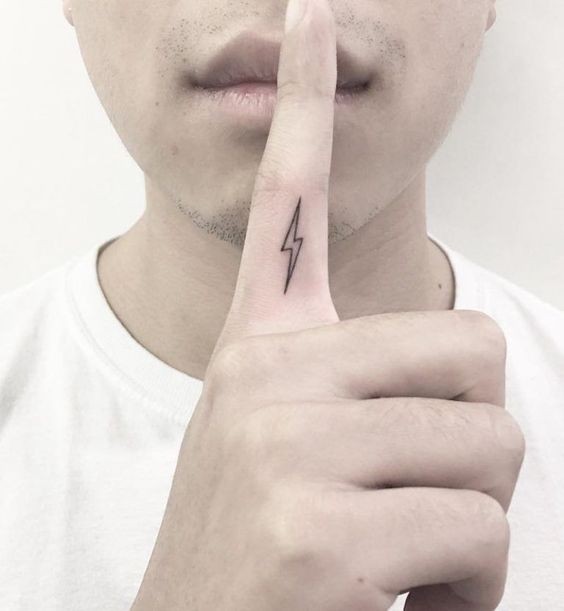 Les 100 plus beaux tatouages de doigts 90 Les 100 plus beaux tatouages de doigts 90