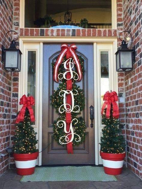 23 idées pour décorer votre entrée à Noël 9 23 idées pour décorer votre entrée à Noël 9