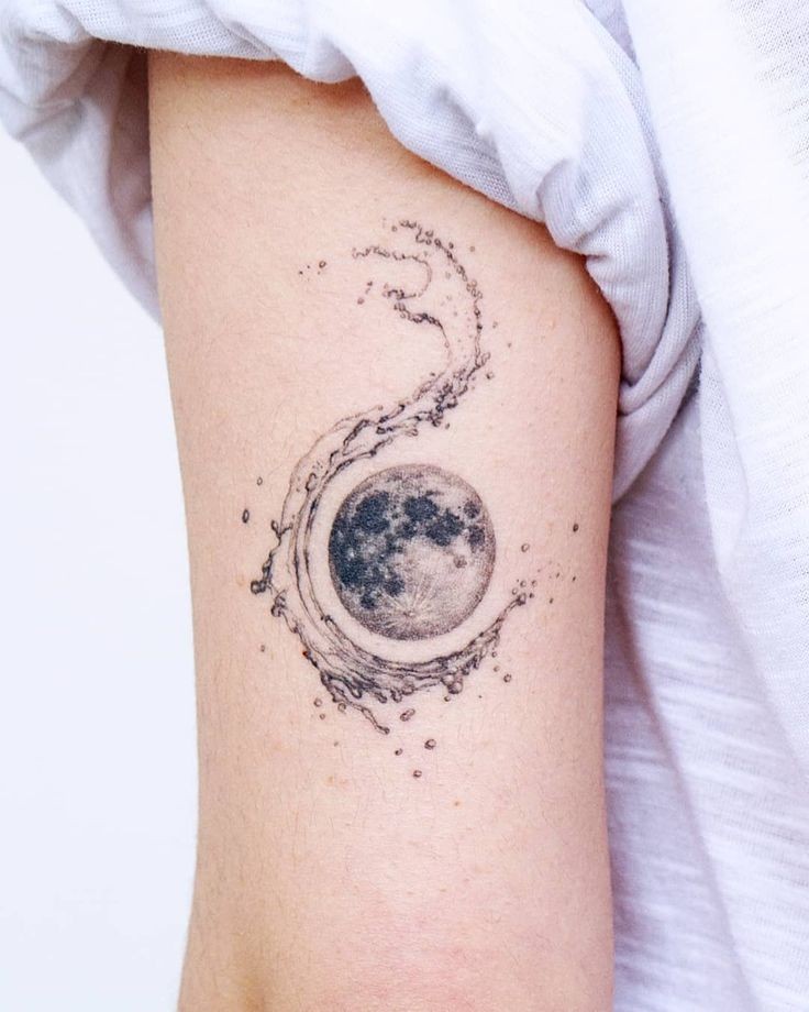 100 idées de tatouages lune pour femme 9