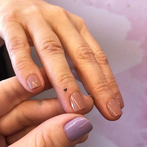 Les 100 plus beaux tatouages de doigts 9 Les 100 plus beaux tatouages de doigts 9