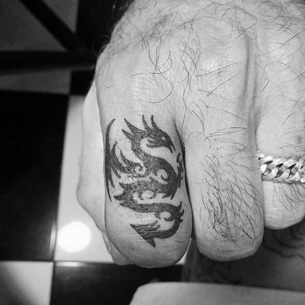 Les 100 plus beaux tatouages de doigts 91 Les 100 plus beaux tatouages de doigts 91