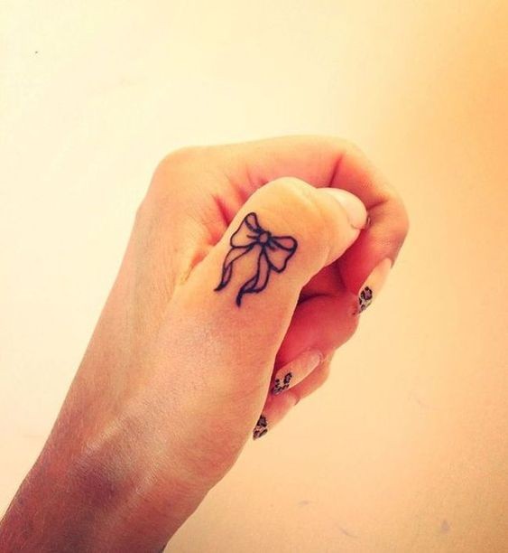 Les 100 plus beaux tatouages de doigts 98 Les 100 plus beaux tatouages de doigts 98