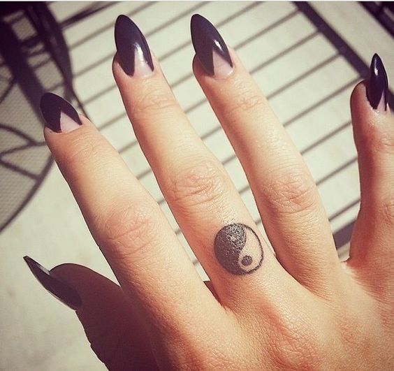 Les 100 plus beaux tatouages de doigts 100 Les 100 plus beaux tatouages de doigts 100