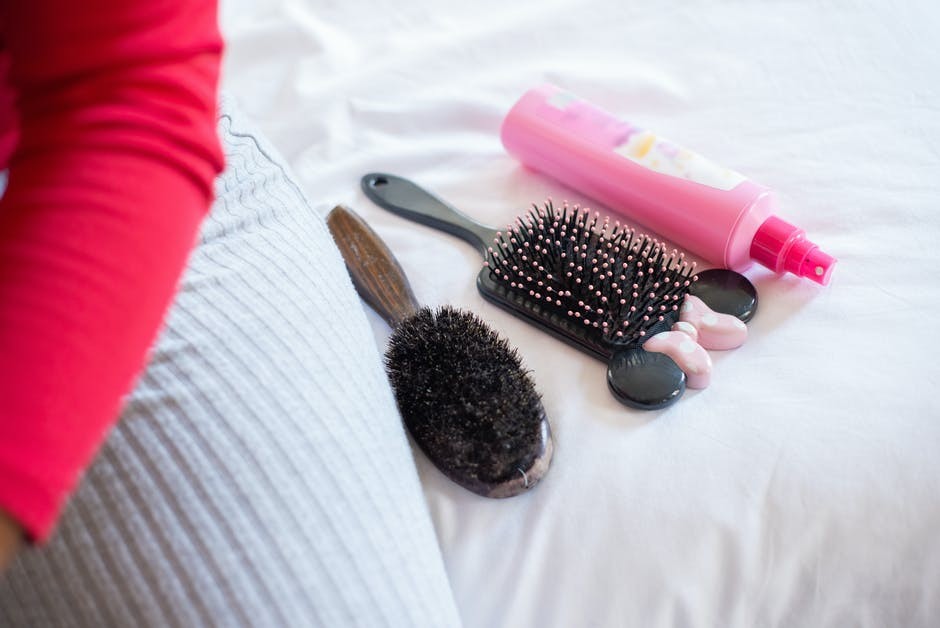 5 Astuces hyper-simples pour nettoyer brosse à cheveux 2 5 Astuces hyper-simples pour nettoyer brosse à cheveux 2