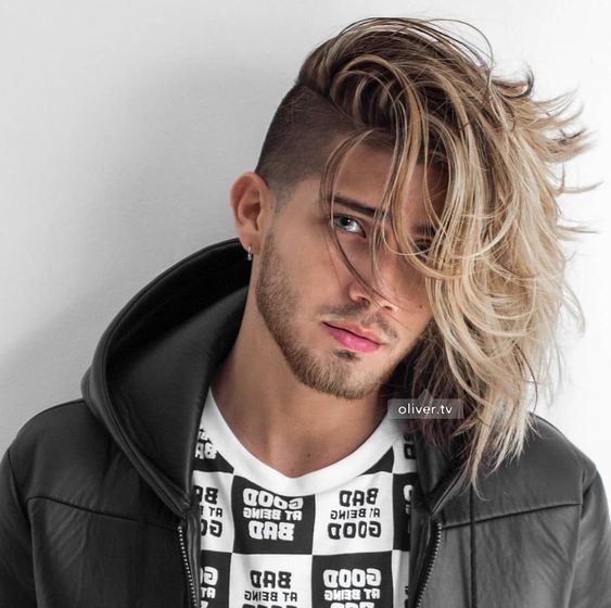 Les 44 plus belles coiffures pour hommes aux cheveux longs 24 Les 44 plus belles coiffures pour hommes aux cheveux longs 24