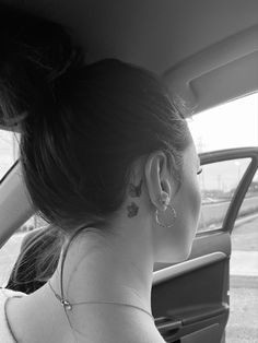 Les 50 plus beaux tatouages derrière l'oreille 28 Les 50 plus beaux tatouages derrière l'oreille 28