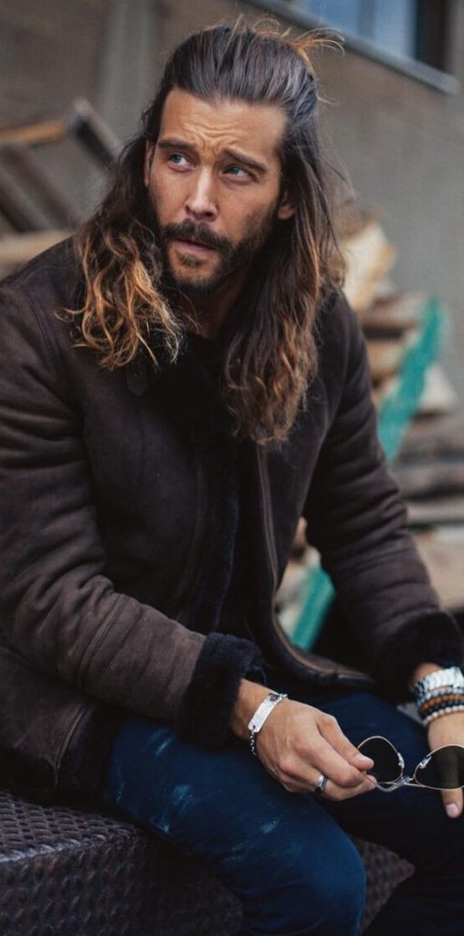 Les 44 plus belles coiffures pour hommes aux cheveux longs 40 Les 44 plus belles coiffures pour hommes aux cheveux longs 40