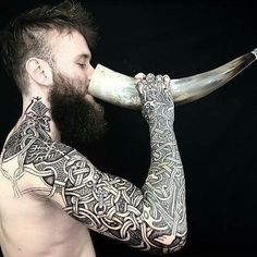 Les 100 plus beaux tatouages viking 95