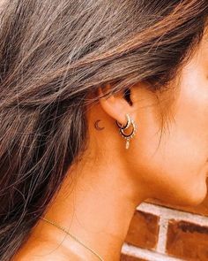 Les 50 plus beaux tatouages derrière l'oreille 1 Les 50 plus beaux tatouages derrière l'oreille 1