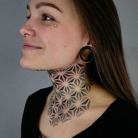 54 top idées de tatouages cou pour s'inspirer 18