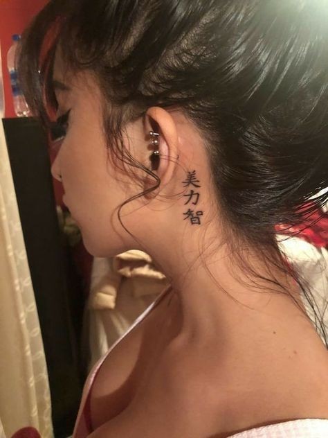 54 top idées de tatouages cou pour s'inspirer 21