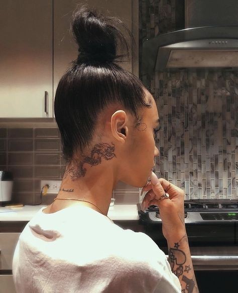 54 top idées de tatouages cou pour s'inspirer 28