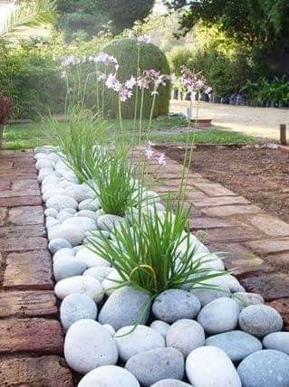 27 idées de beaux jardins décorés avec des pierres 2