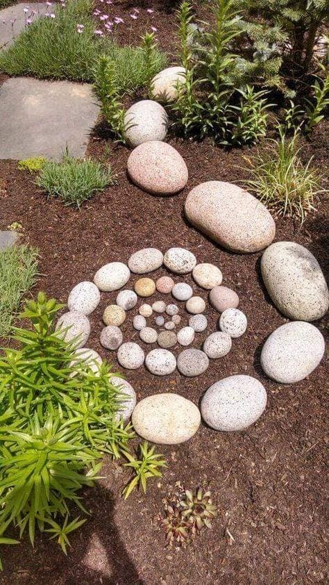 27 idées de beaux jardins décorés avec des pierres 7
