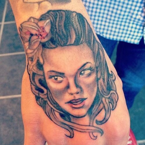 Les 52 plus beaux tatouages de main 38
