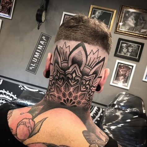 54 top idées de tatouages cou pour s'inspirer 49