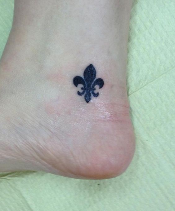 50 top idées de tatouage fleur de lys + significations. 3
