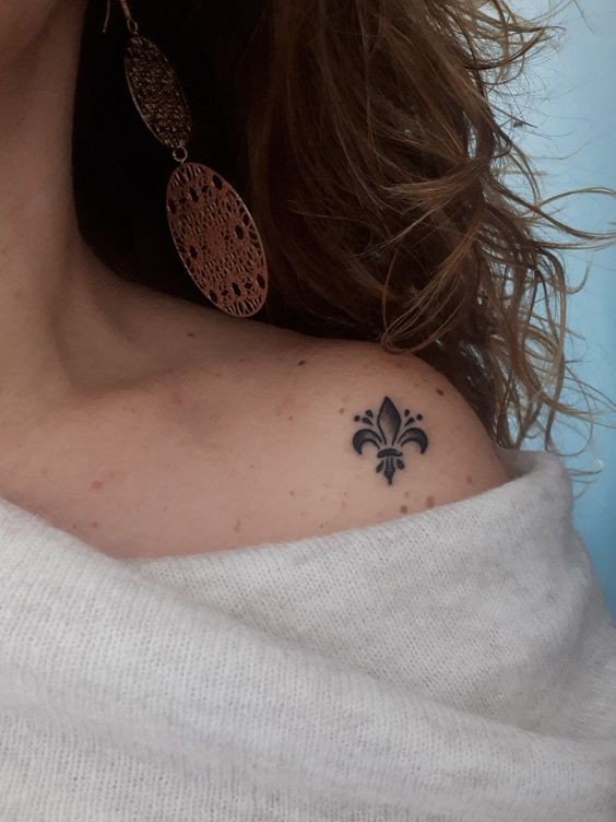 50 top idées de tatouage fleur de lys + significations. 28