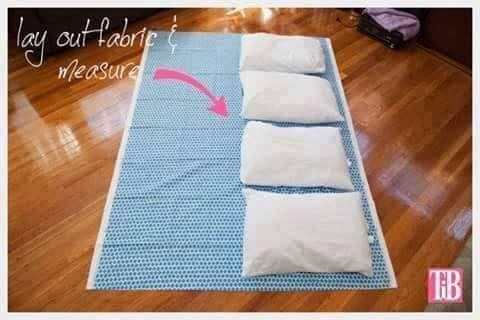 Il a construit un canapé-lit avec 1 drap et 4 oreillers ! 3 Il a construit un canapé-lit avec 1 drap et 4 oreillers ! 3