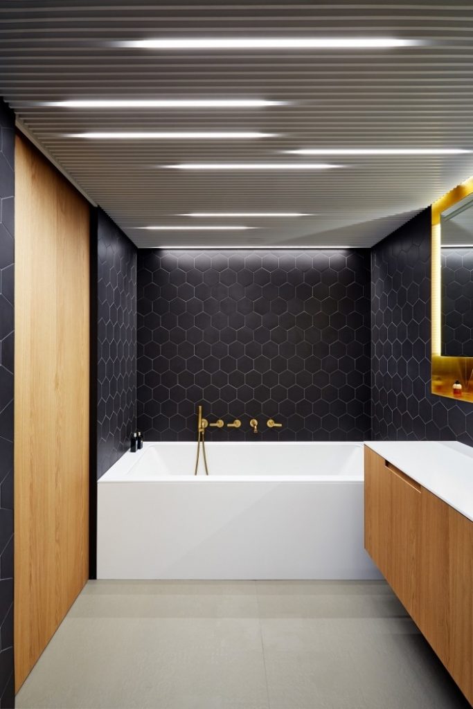 50 top idées de salles de bain noir et bois 20