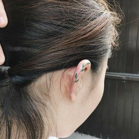 24 top idées de tatouages oreille délicats & sensuels 6 24 top idées de tatouages oreille délicats & sensuels 6