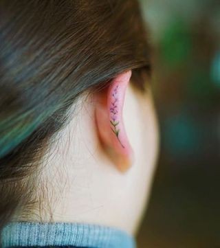 24 top idées de tatouages oreille délicats & sensuels 8 24 top idées de tatouages oreille délicats & sensuels 8
