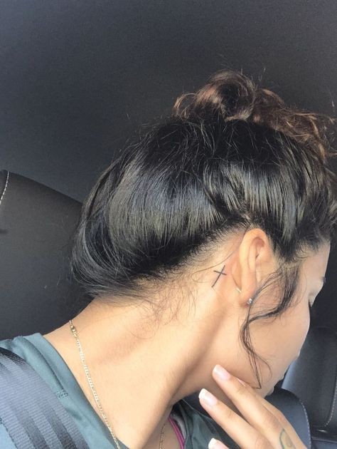 24 top idées de tatouages oreille délicats & sensuels 9 24 top idées de tatouages oreille délicats & sensuels 9