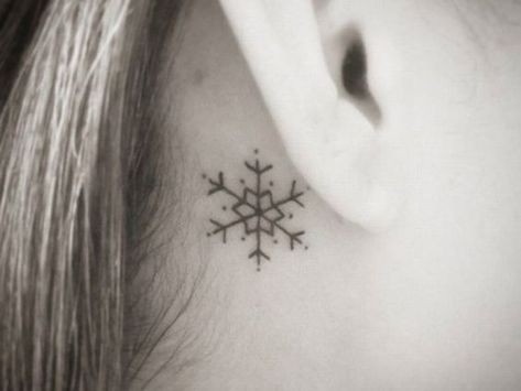 24 top idées de tatouages oreille délicats & sensuels 11 24 top idées de tatouages oreille délicats & sensuels 11