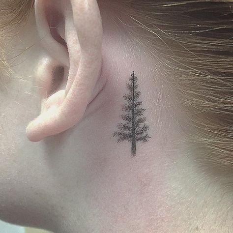 24 top idées de tatouages oreille délicats & sensuels 13 24 top idées de tatouages oreille délicats & sensuels 13